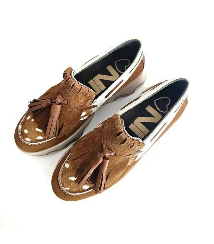 Vista superior de mocasines Nival mujer con borlas camel, flecos y puntera animal print