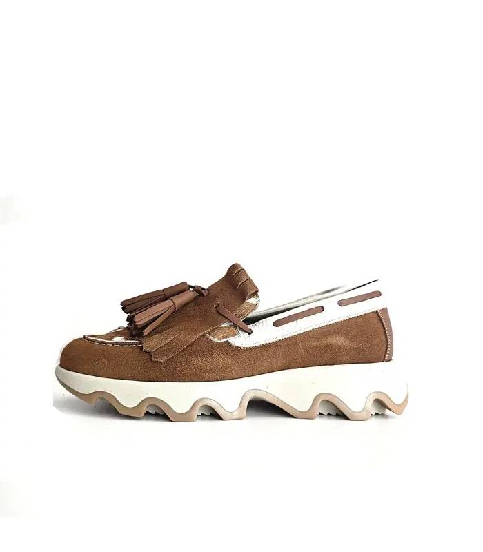Perfil exterior de mocasín Nival mujer en piel camel con detalle lateral crudo y suela ondulada