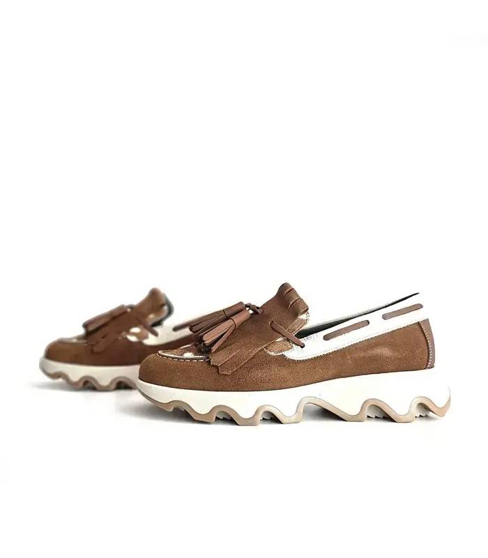 Pareja de mocasines Nival Cintia camel con flecos, borlas y diseño especial de invierno