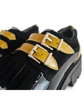 Detalle de doble hebilla amarilla en zapatos Nival de mujer