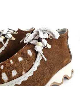 Detalle de pala animal print, cordones con cuentas y ante marrón en botín Nival mujer