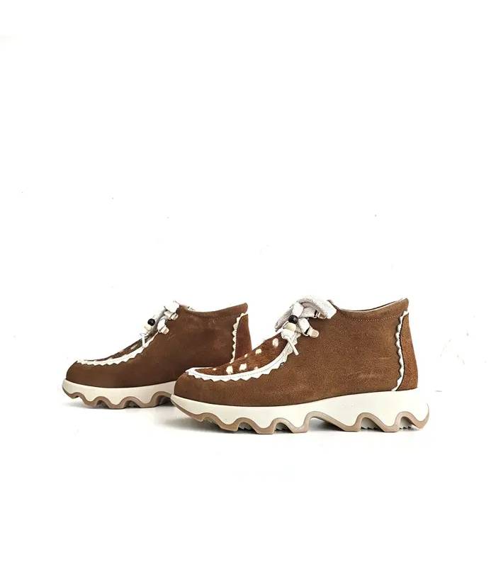 Pareja de botines Nival de invierno con piel animal print, cordones claros y suela bicolor