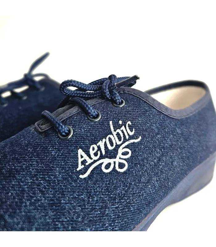 Detalle del bordado Aerobic, cordones azules y tejido de lona en zapatilla Alcalde mujer