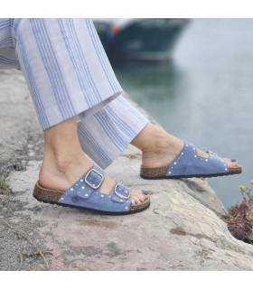 mujer posando co las sandalias de dos hebillas de BioBIO puestas azules