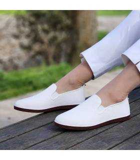 mujer posando con las zapatilla de lona blancas kunfu puestas