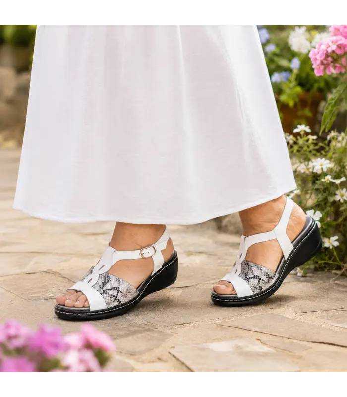 Sandalias cuña mujer ancha Doctor Cutillas piel blanca y pint puestas