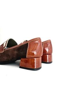 Detalle trasero de mocasines Jessica Nival con tacón bajo de charol teja
