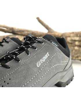 Detalle piel zapatillas trekking Grisport hombre gris