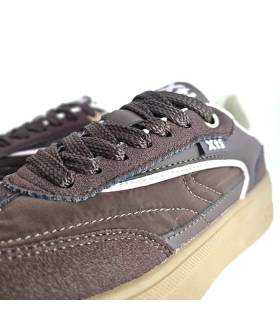Detalle materiales zapatillas casual Xti mujer marrón