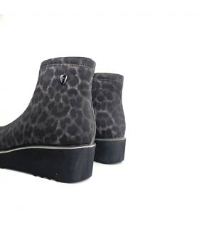 Detalle botines Treintas mujer animal print gris y negro