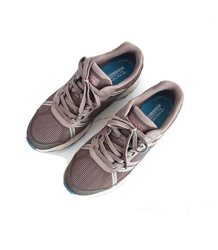 Vista superior zapatillas trail mujer Skechers con cordones