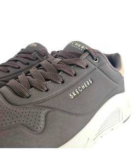 Detalle zapatillas Skechers hombre marrón con cordones