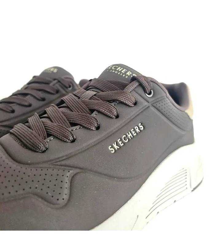 Detalle zapatillas Skechers hombre marrón con cordones