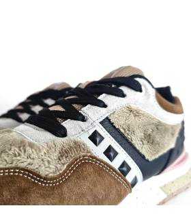 Detalle zapatillas Xti mujer marrón con pelo sintético y efecto ante