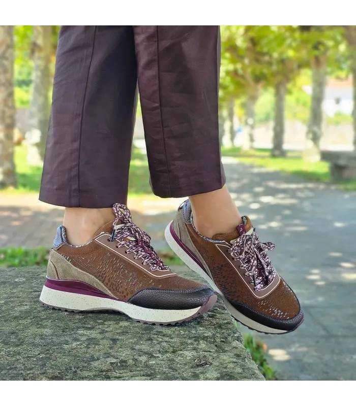 Zapatillas Anekke mujer marrones Praga puestas con pantalón
