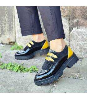 Zapatos Nival mujer charol negro y amarillo puestos con pantalon negro