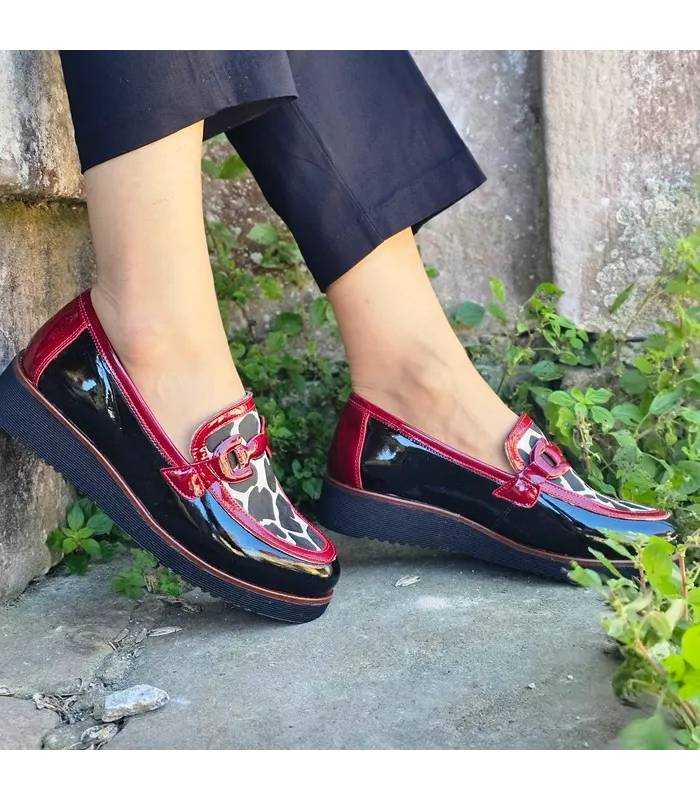 Zapatos Nival mujer Noelia cuña animal print burdeos pùestos