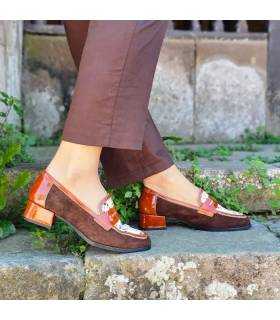 Mocasines mujer Jessica Nival marrones con animal print y tacón cómodo puestos