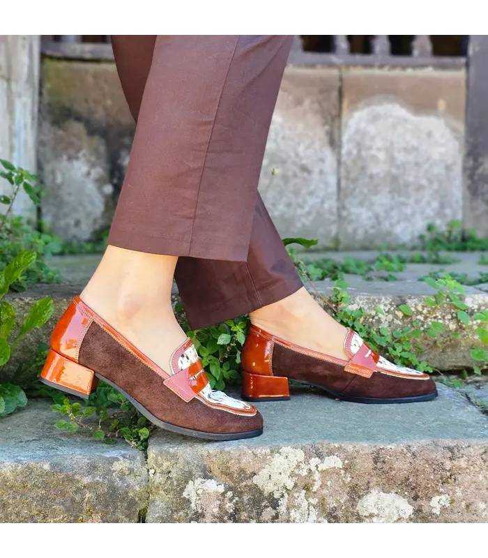 Mocasines mujer Jessica Nival marrones con animal print y tacón cómodo puestos