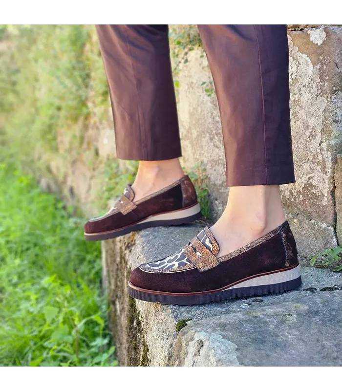 mocasines cuña mujer piel Nival puestos con pantalon marron