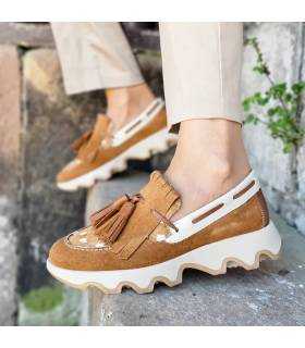 mocasines Nival mujer con borlas camel, flecos y puntera animal print puestos