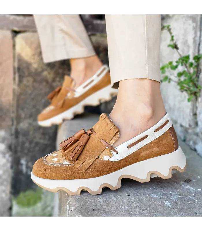 mocasines Nival mujer con borlas camel, flecos y puntera animal print puestos