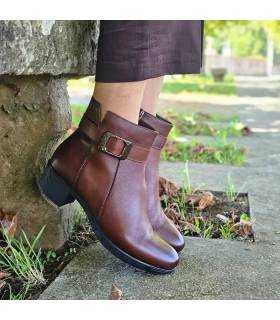 Botines Treintas mujer piel marrón tacón bajo puestos con pantalon marron