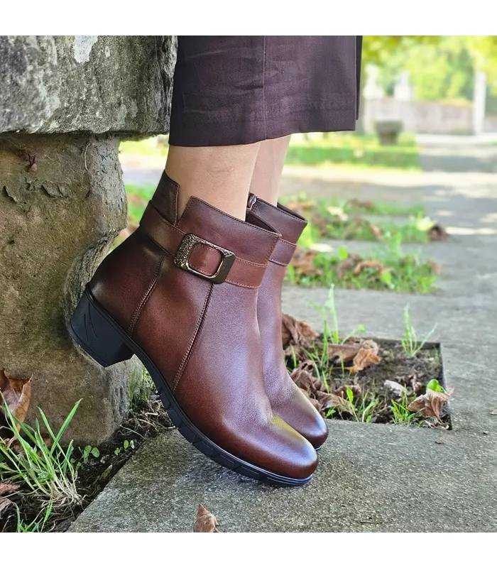 Botines Treintas mujer piel marrón tacón bajo puestos con pantalon marron