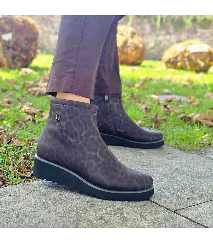 Botines Treintas waterproof mujer cómodos animal print oscuro puestos