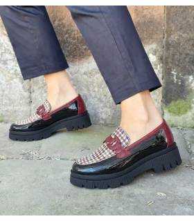 Mocasines Nival mujer charol pata de gallo Noelia puestos con pantalon negro