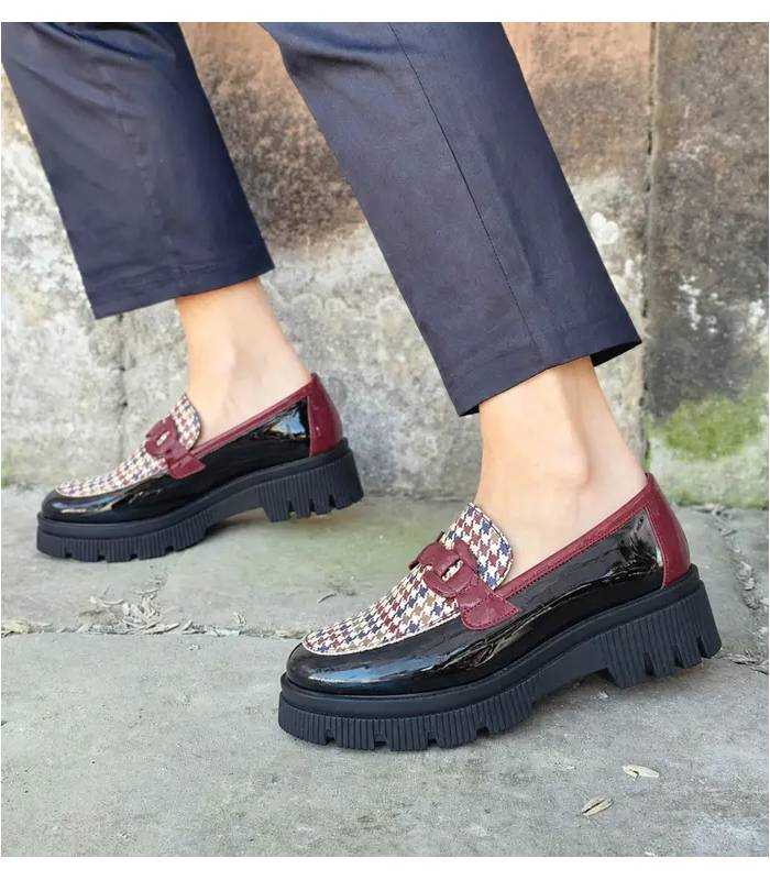 Mocasines Nival mujer charol pata de gallo Noelia puestos con pantalon negro