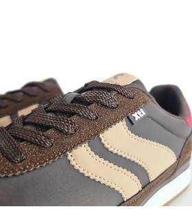 Detalle zapatillas XTI hombre marrones con cordones