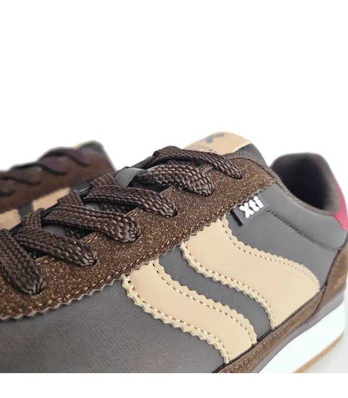 Detalle zapatillas XTI hombre marrones con cordones