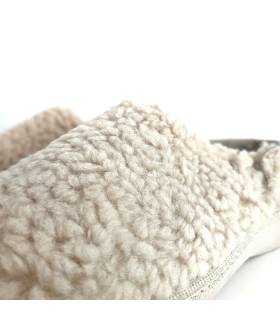 detalle tejido borreguito zapatillas mujer beige