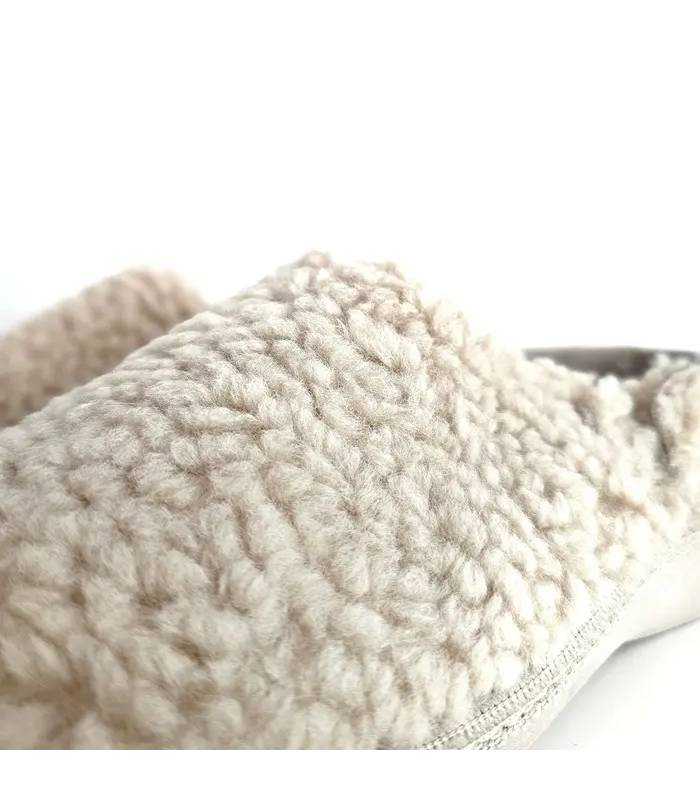 detalle tejido borreguito zapatillas mujer beige