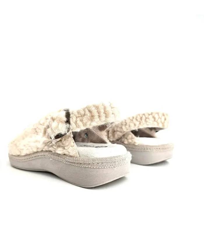 zapatillas mujer beige con tira trasera y hebilla