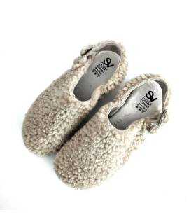 zapatillas mujer beige con tira trasera y hebilla