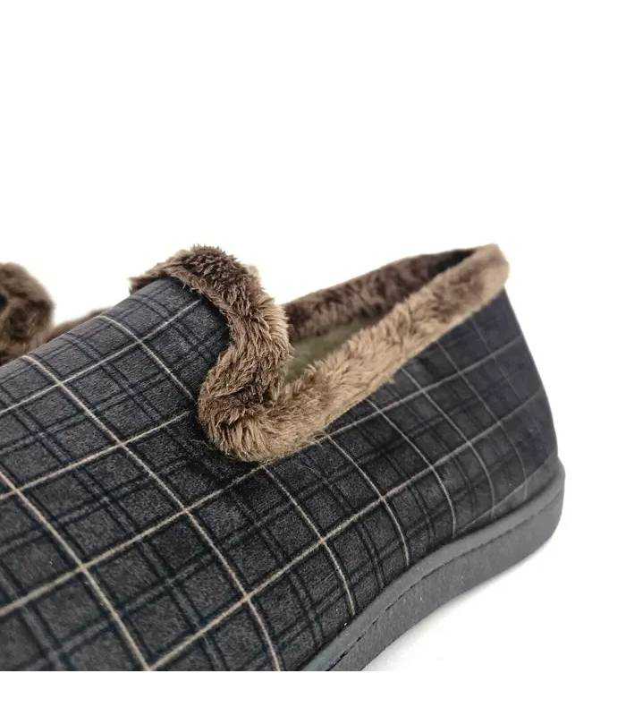 detalle del tejido de cuadros marrones de las zapatillas de hombre de Plumaflex