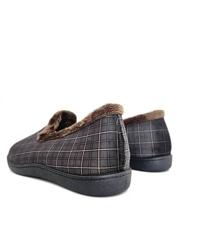 Vista trasera de zapatillas de casa Plumaflex fabricadas en España con diseño cerrado marrones