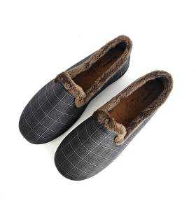 Vista superior de zapatillas Plumaflex cerradas para hombre en marrones con tejido de cuadros