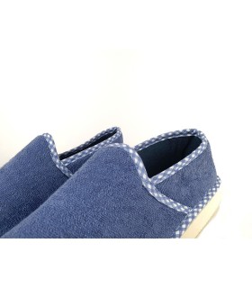 zapatilla de verano tipo mocasin de tejido de toalla para mujer en color azul fabricada por Pelusin en España