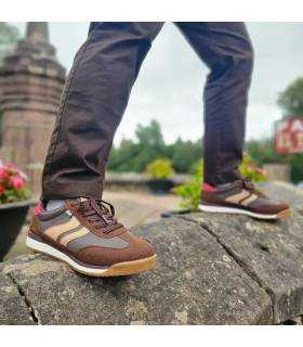 Zapatillas XTI hombre casual retro marrónes puestas con pantalon marron