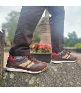 Zapatillas XTI hombre casual marrón chocolate puestas combinadas con pantaslon marron