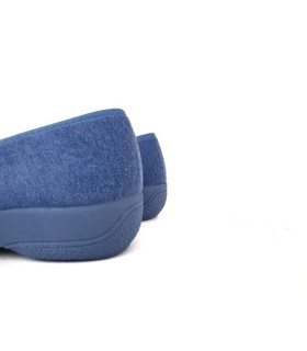 zapatilla de casa de mujer en tela de rizo azul claro con cuña fabricada por Cabrera