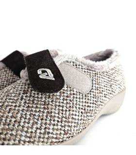 Detalle velcro zapatillas Cabrera mujer beige