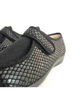 Detalle de la pala elástica de licra en zapatillas Doctor Cutillas en zapatilla negras