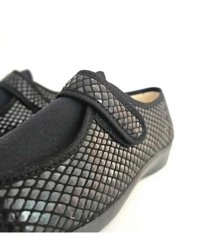 Detalle de la pala elástica de licra en zapatillas Doctor Cutillas en zapatilla negras