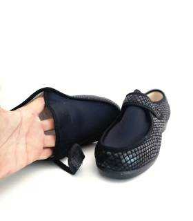 zapatilla de casa de lycra con cierre de velcro de color beige de horma ancha fabricada por el Doctor Cutillas negras