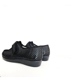 zapatilla de casa de lycra con cierre de velcro de color beige de horma ancha fabricada por el Doctor Cutillas negras