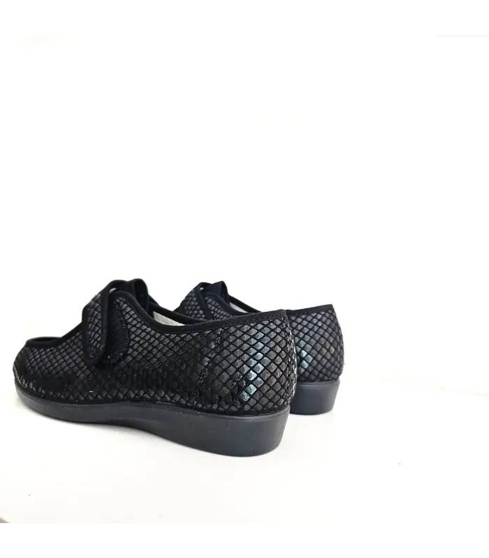 zapatilla de casa de lycra con cierre de velcro de color beige de horma ancha fabricada por el Doctor Cutillas negras